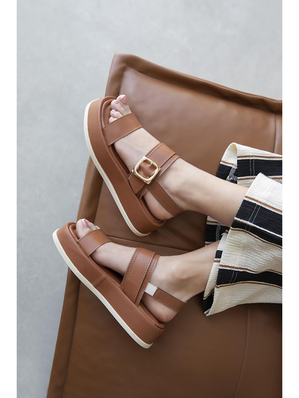 Kahverengi Martina Kadın Toka Detay Günlük Deri Sandalet Taba-1