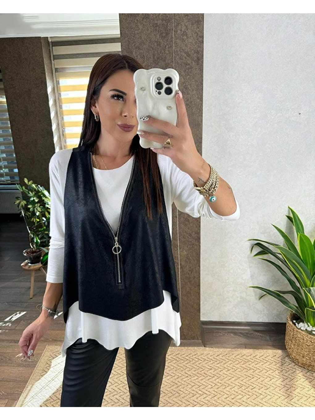 Beyaz Kadın Uzun Kollu Asimetrik Kesim Viskon Bluz Ve Çatlak Deri Görünümlü Yelek Ikili Takım