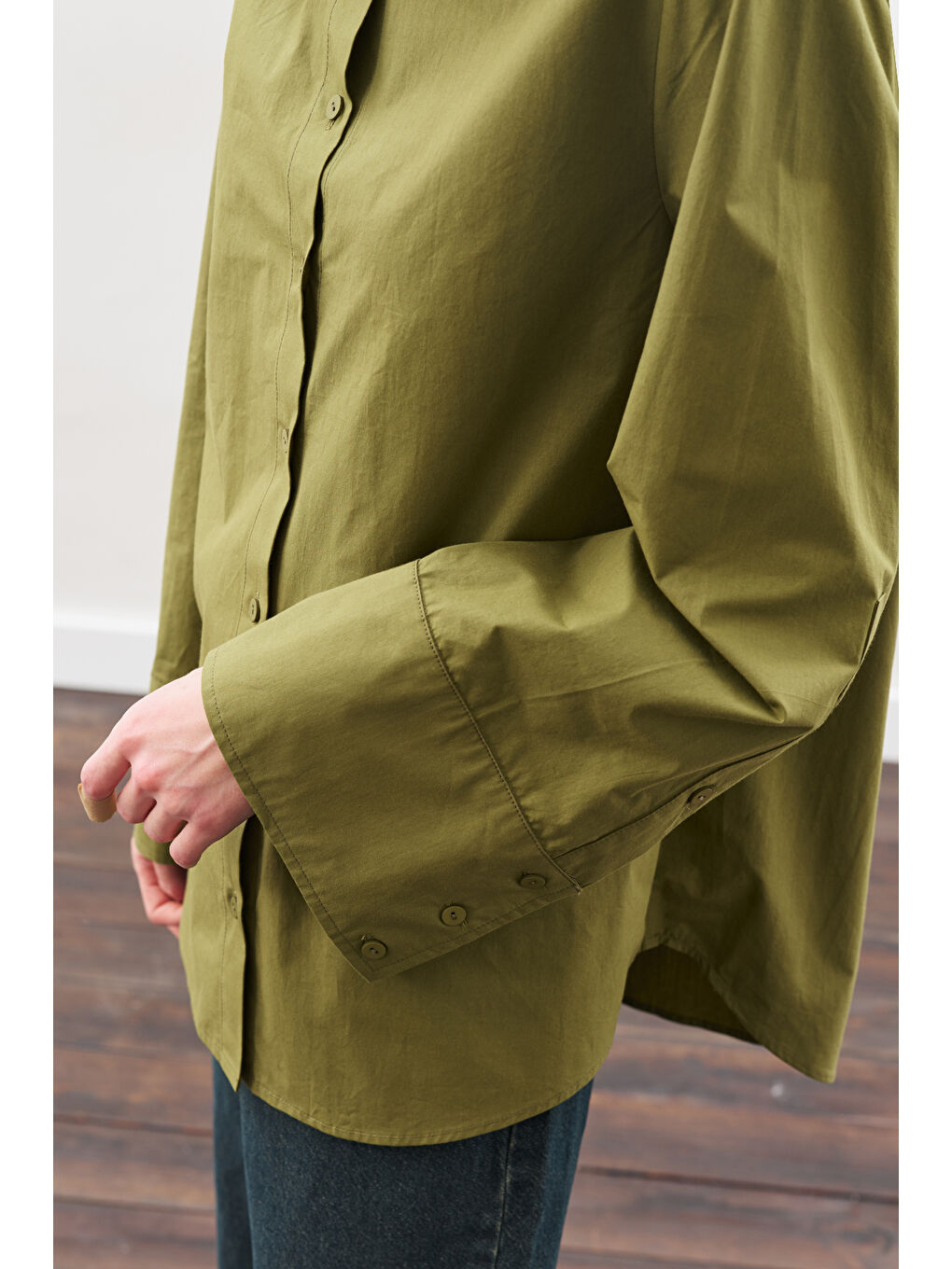Geniş Manşetli Klasik Gömlek Yağ Yeşili-4
