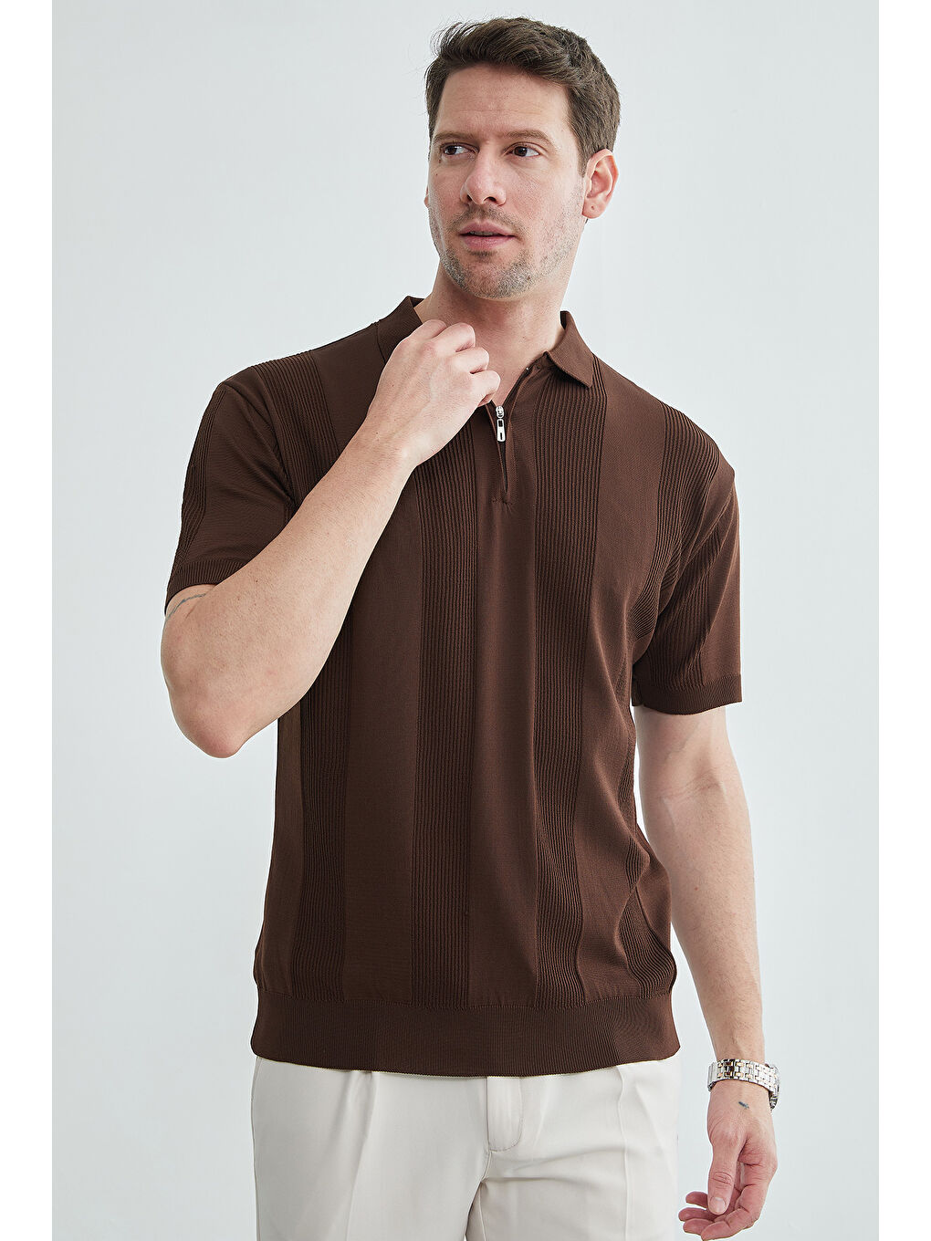 Kahverengi Şeritli Yarım Fermuarlı Polo Yaka Triko Tişört-1