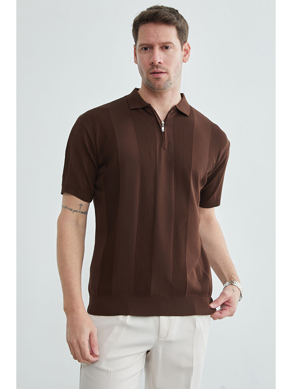 Kahverengi Şeritli Yarım Fermuarlı Polo Yaka Triko Tişört-2