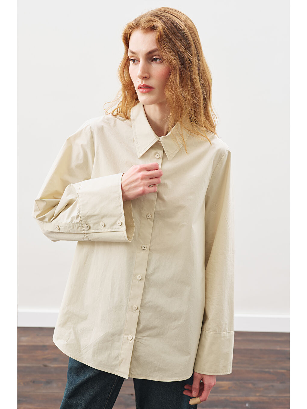 Geniş Manşetli Klasik Gömlek Bej-2