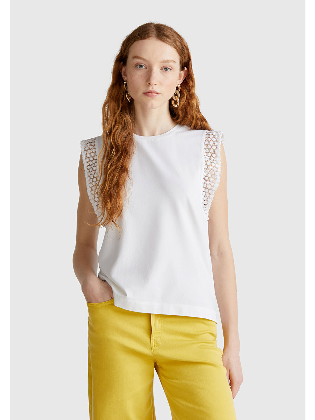 Kadın Beyaz Dantel Detaylı Kolsuz Esnek T-Shirt