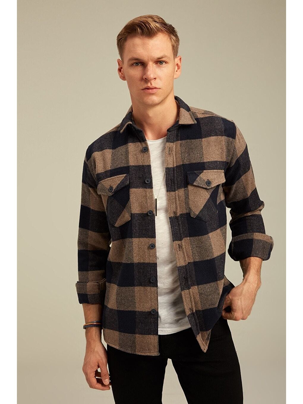 Tarz Cool Kahverengi Erkek Slim Fit Düğmeli Yaka Çift Cepli Oduncu Ekose Gömlek