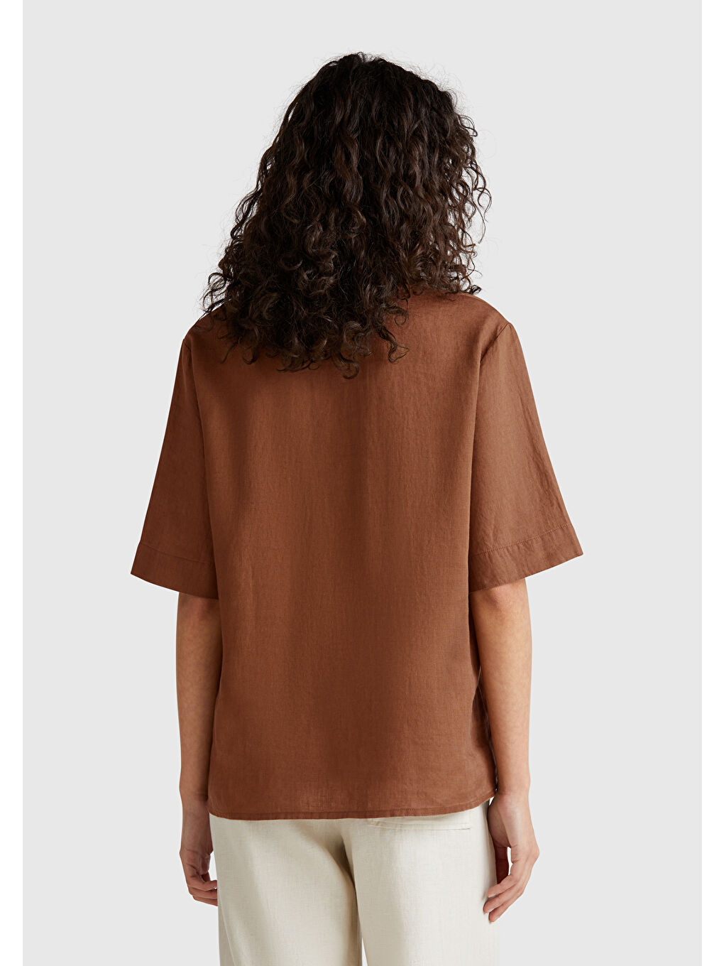 Kadın Kahverengi %100 Keten Relax Fit V Gömlek Yakalı Kısa Kollu Bluz-2