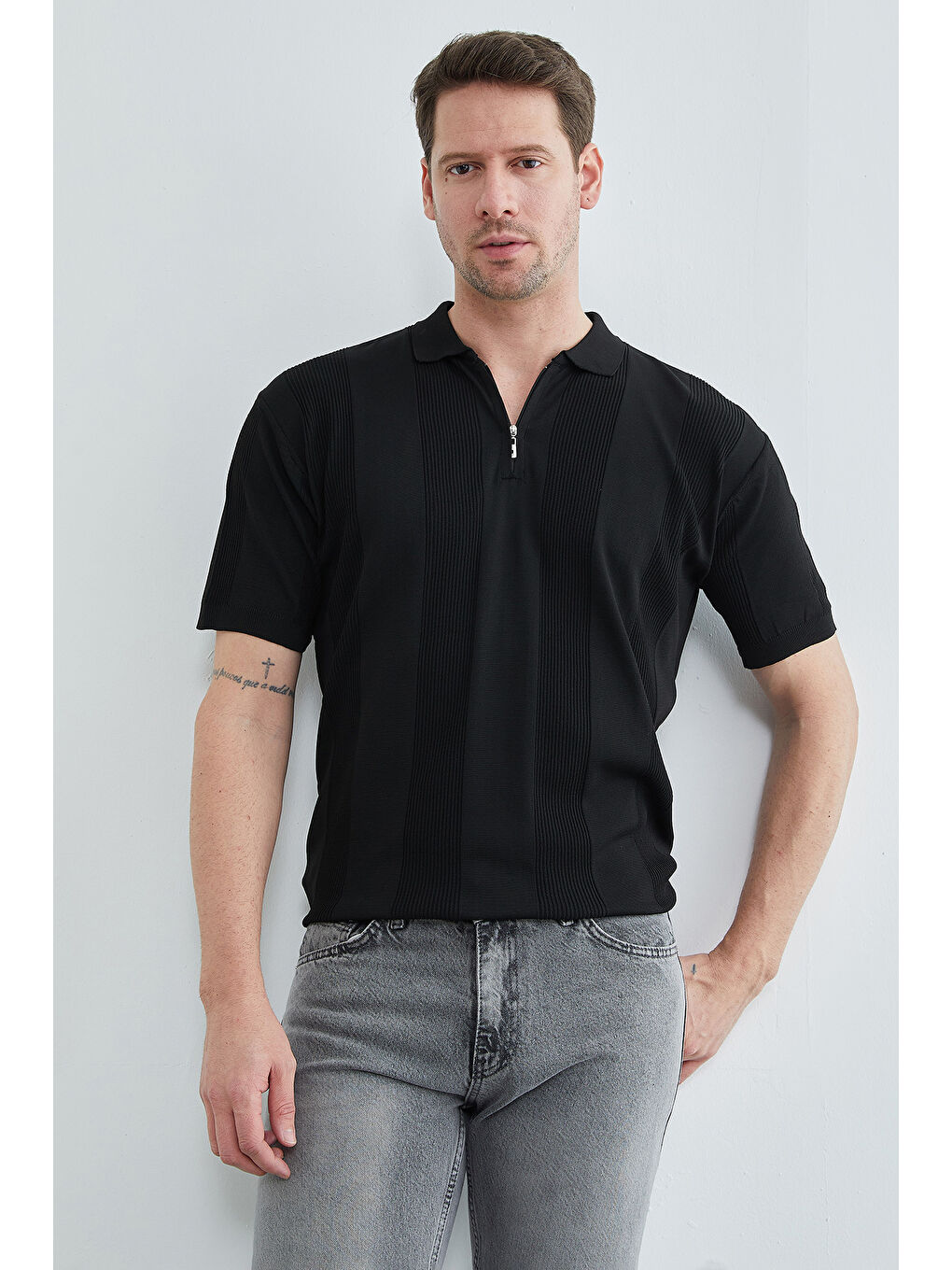 Siyah Şeritli Yarım Fermuarlı Polo Yaka Triko Tişört-1