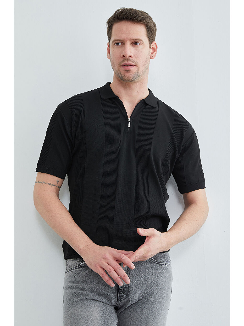 Siyah Şeritli Yarım Fermuarlı Polo Yaka Triko Tişört-2