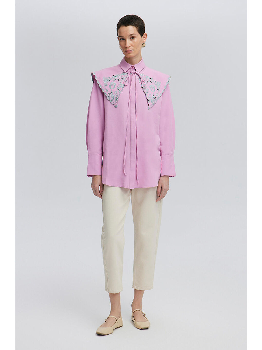 Pembe Nakış Detaylı Geniş Yaka Gömlek-1