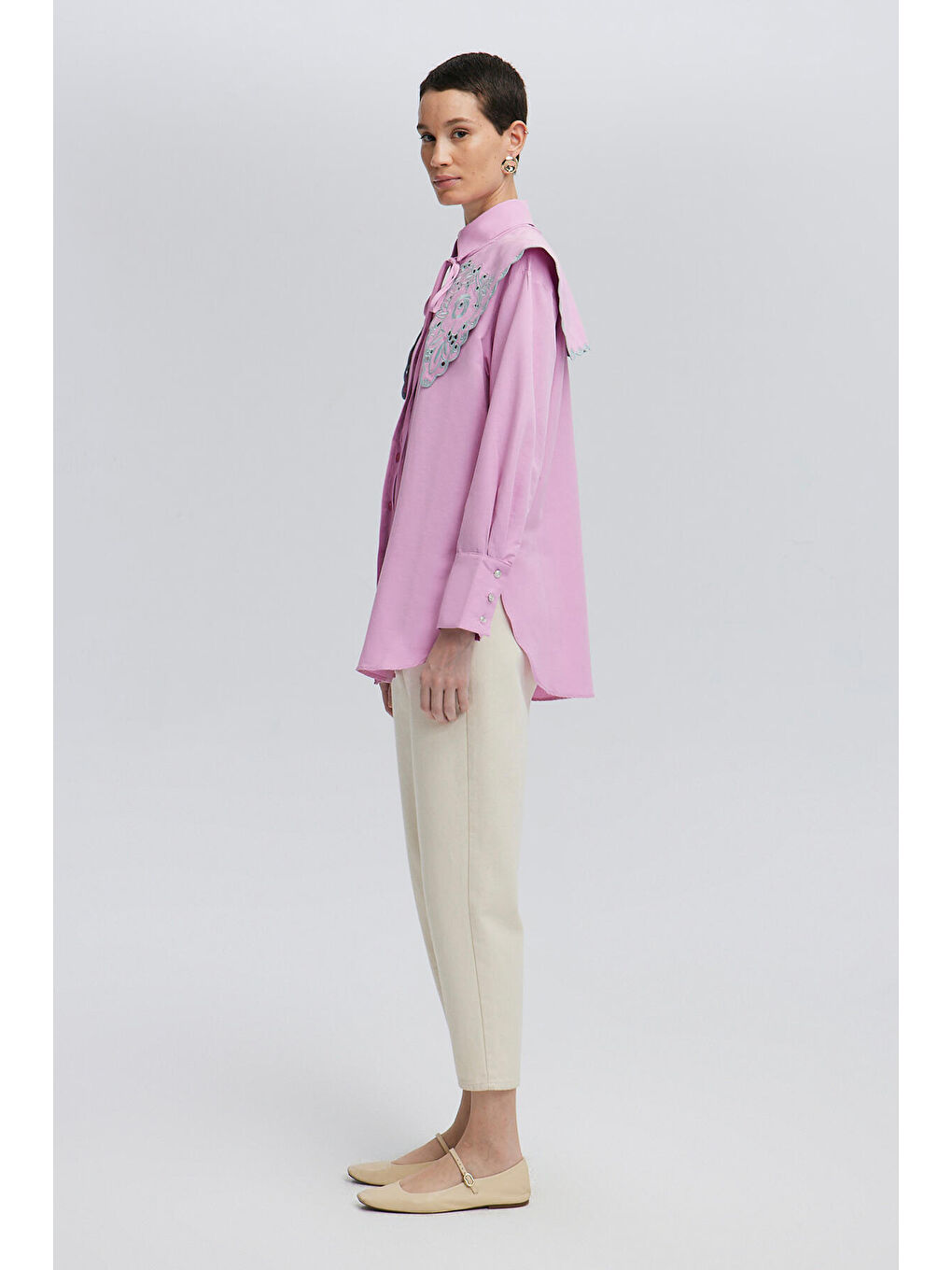 Pembe Nakış Detaylı Geniş Yaka Gömlek-2