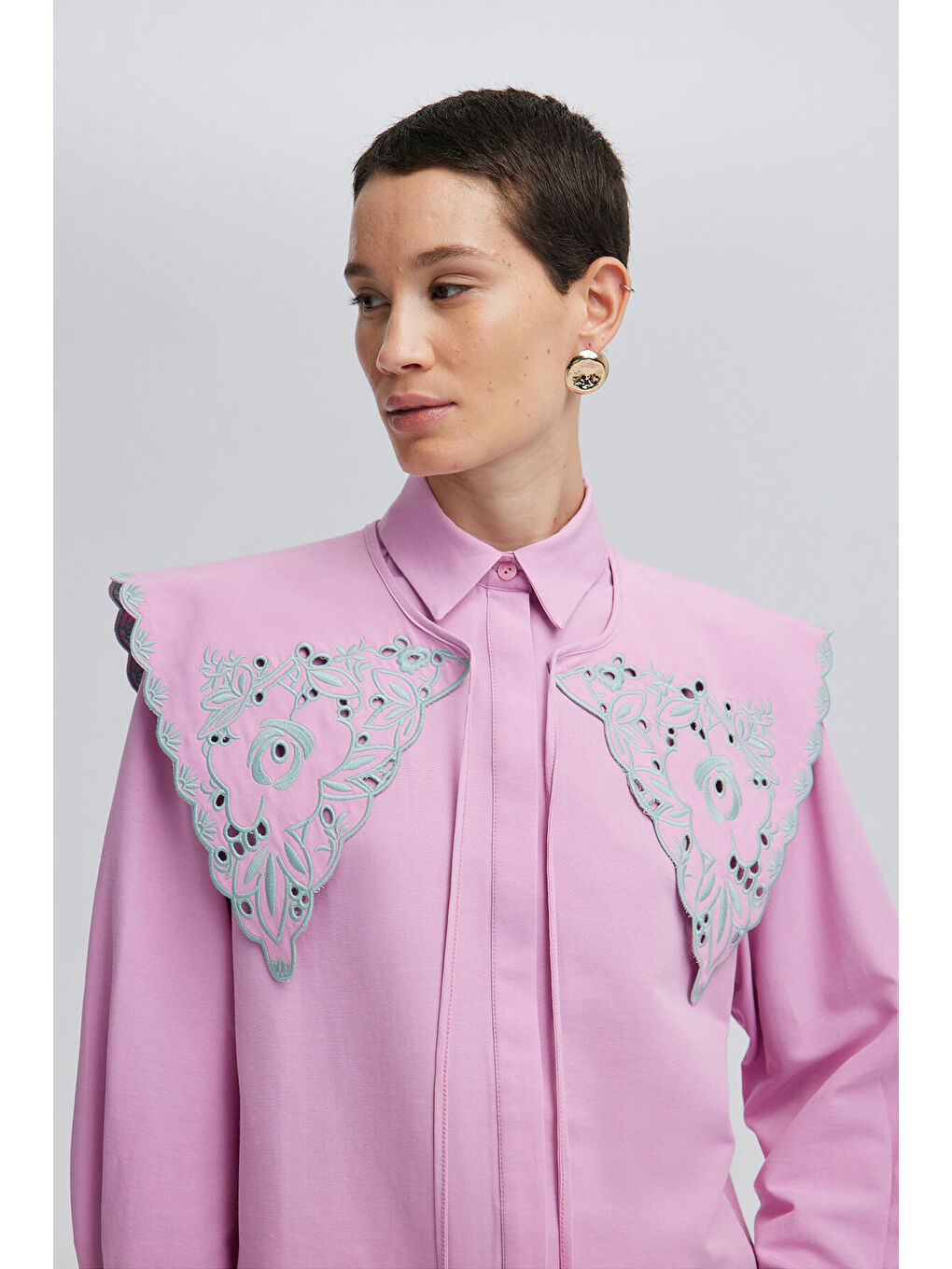 Pembe Nakış Detaylı Geniş Yaka Gömlek-4