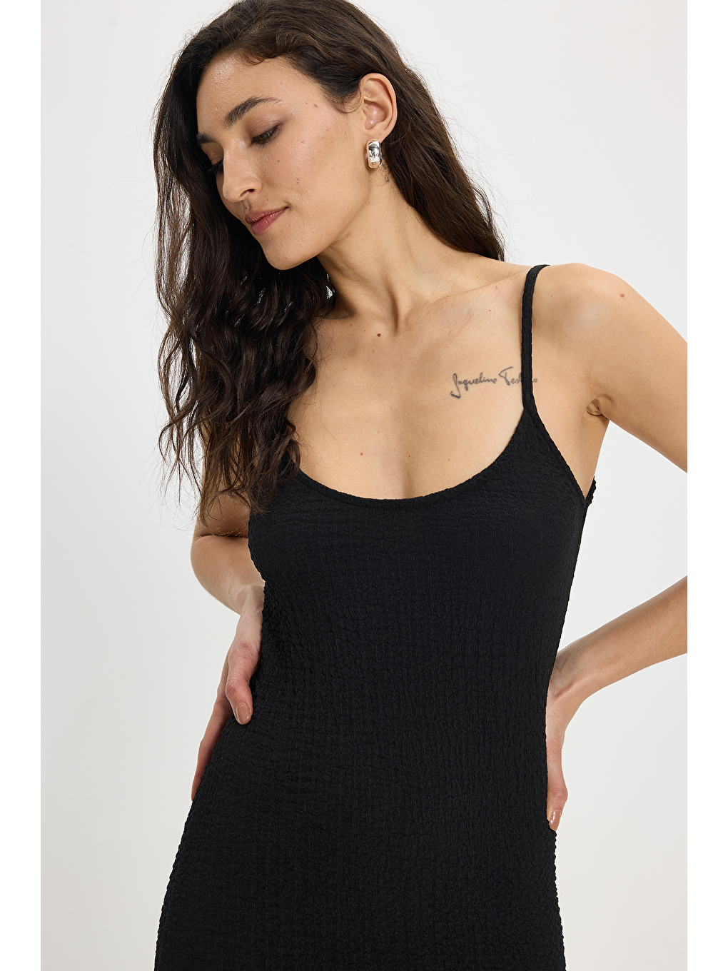 Kadın Slim Fit Vücuda Oturan Askılı Elastanlı Midi Boy Siyah Elbise-1