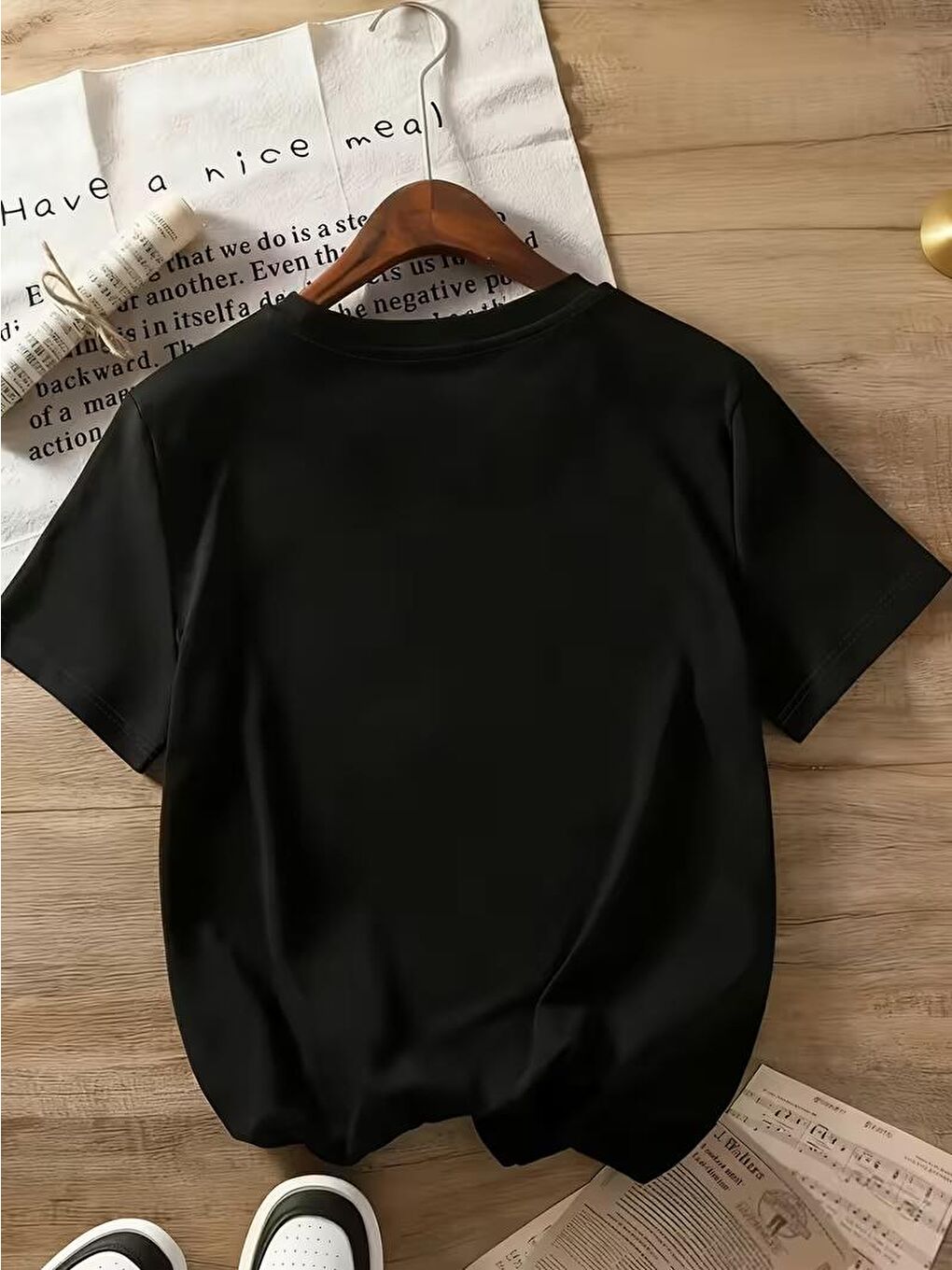 Siyah Vintage Tarzı Çilek Baskılı Kadın Oversize Krem Tişört - Pamuklu ve Rahat-1