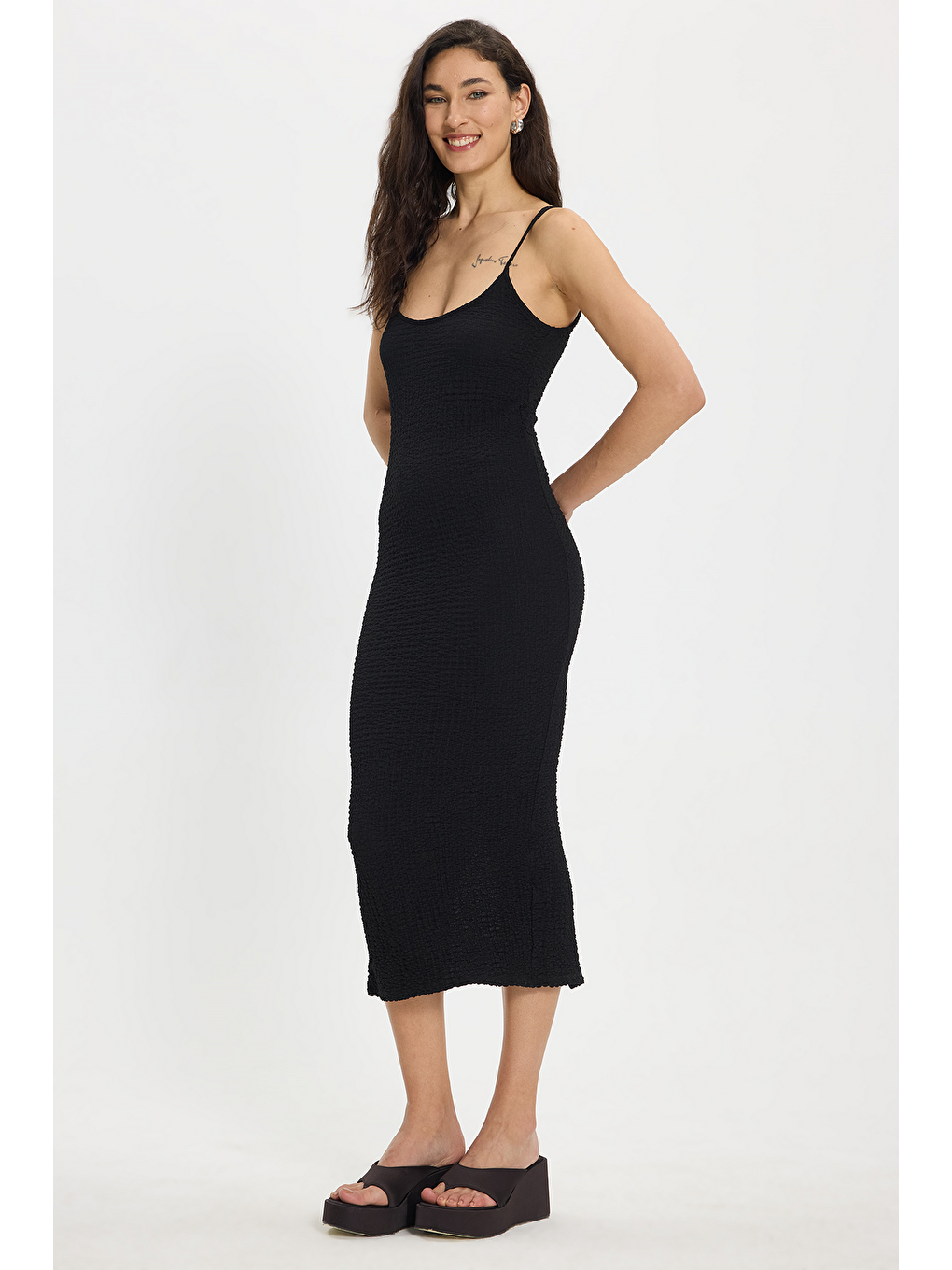Kadın Slim Fit Vücuda Oturan Askılı Elastanlı Midi Boy Siyah Elbise-2