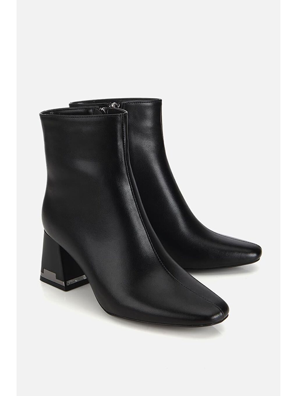 Kadın Siyah Dikiş Detaylı Küt Burunlu Topuklu Bot-1
