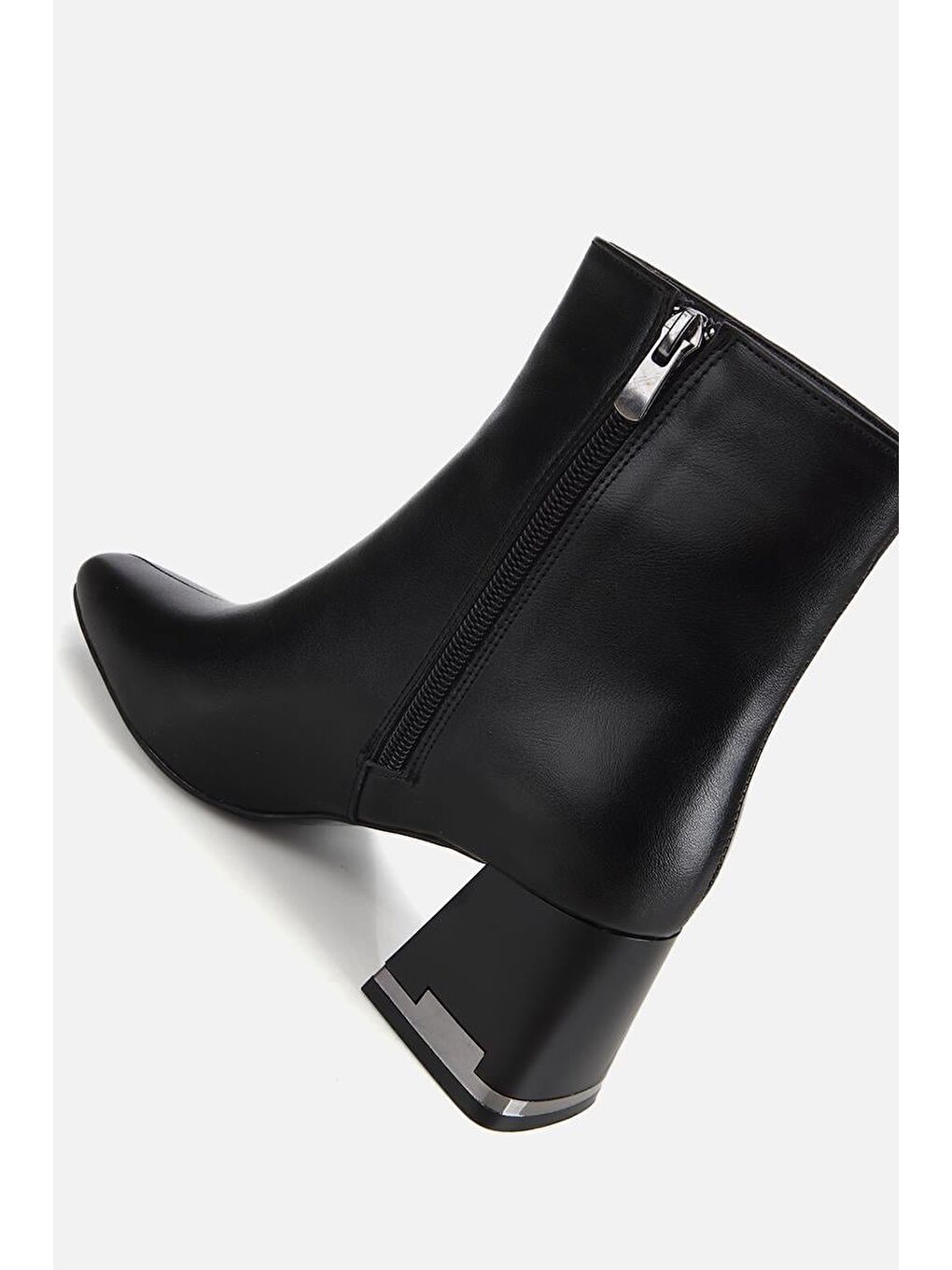 Kadın Siyah Dikiş Detaylı Küt Burunlu Topuklu Bot-5
