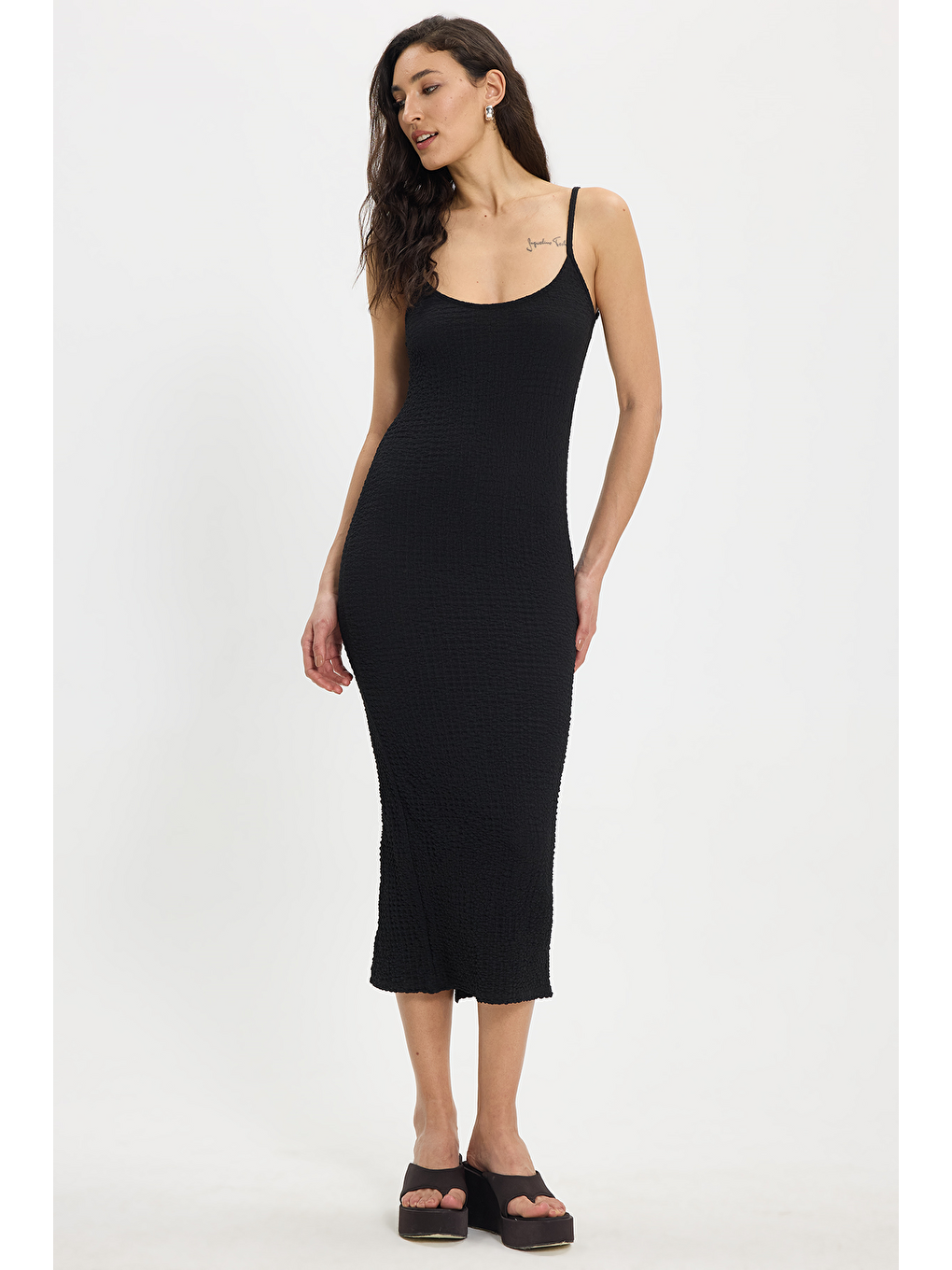 Kadın Slim Fit Vücuda Oturan Askılı Elastanlı Midi Boy Siyah Elbise-6