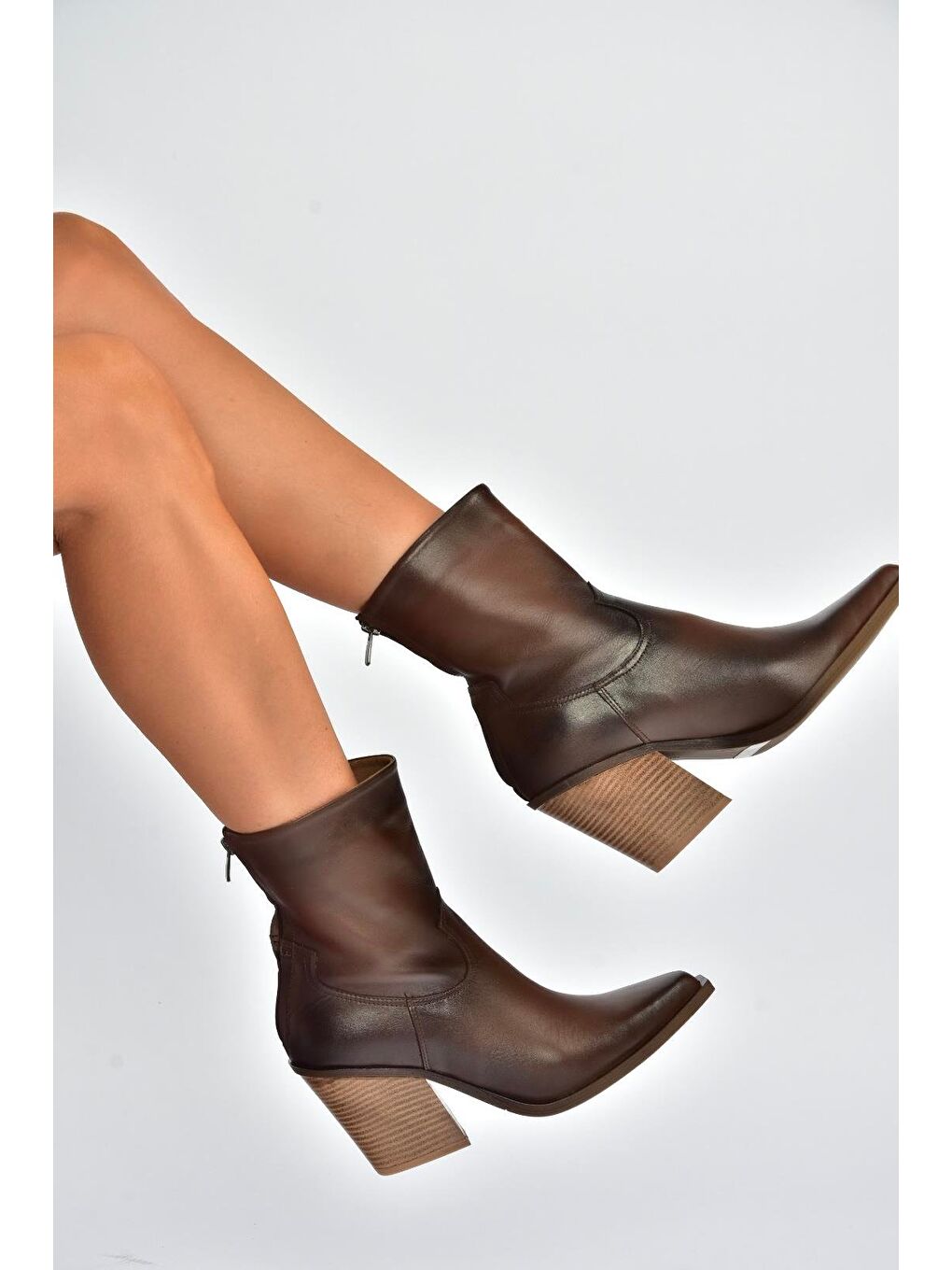Kahverengi Kadın Bot V654080303-2