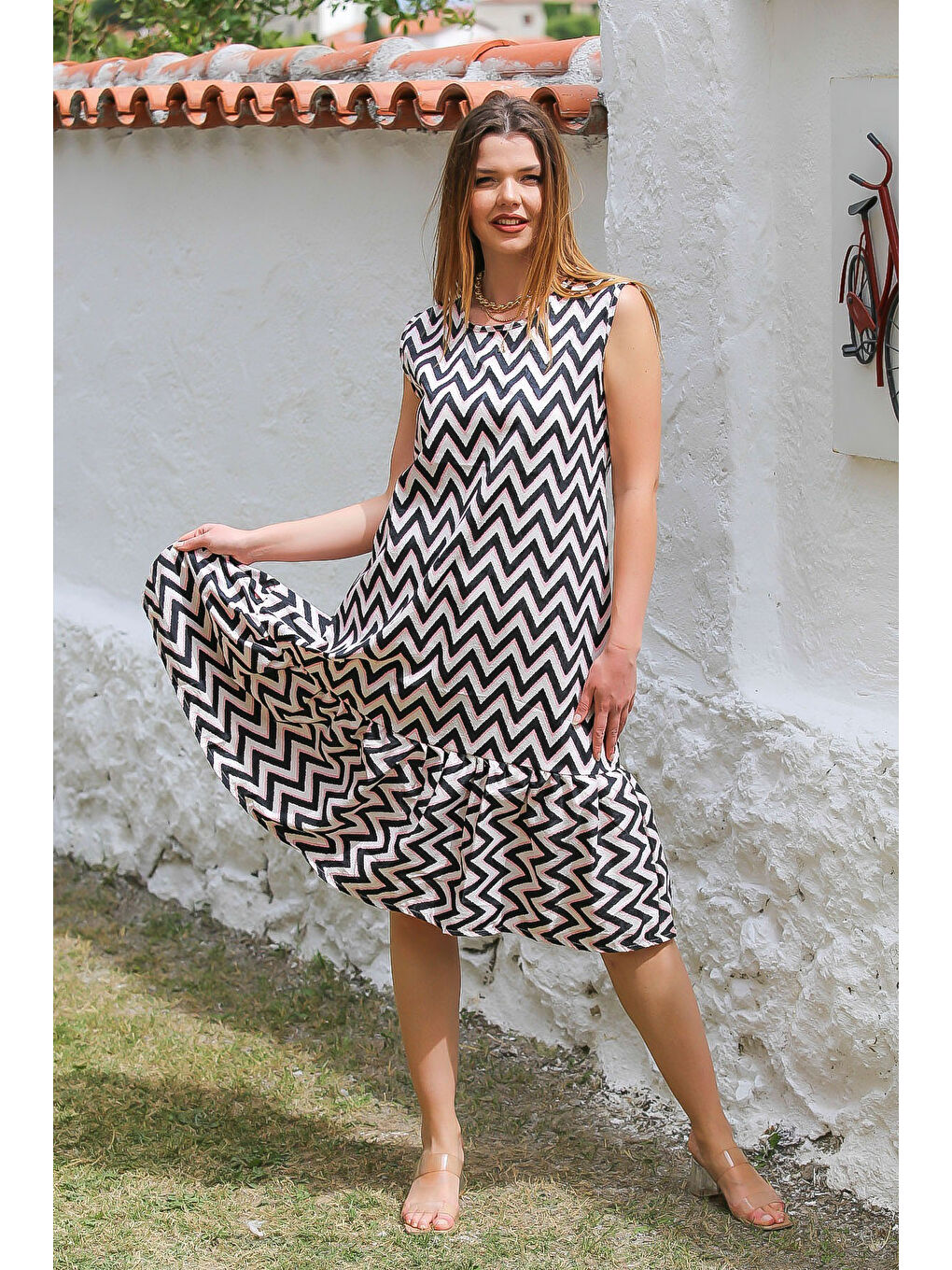 Beyaz-Siyah Havuz Yaka Kolsuz Zigzag Desenli Eteği Fırfırlı Dokuma Casual Elbise