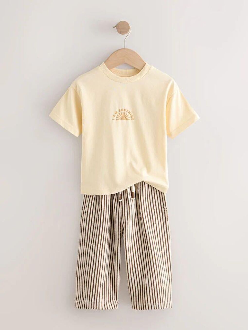 Sarı Erkek Çocuk Pamuklu Ekru Baskılı T-Shirt Ve Çizgili Pantolon Takım-5