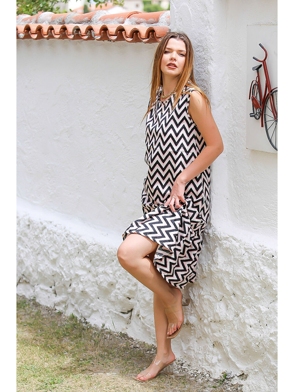 Beyaz-Siyah Havuz Yaka Kolsuz Zigzag Desenli Eteği Fırfırlı Dokuma Casual Elbise-1