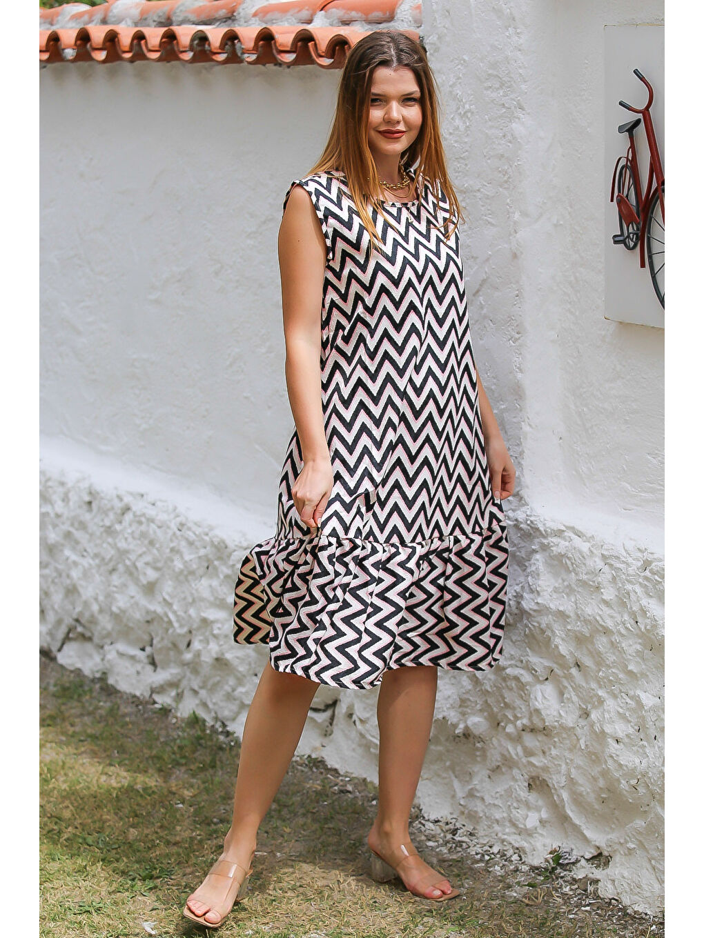 Beyaz-Siyah Havuz Yaka Kolsuz Zigzag Desenli Eteği Fırfırlı Dokuma Casual Elbise-3
