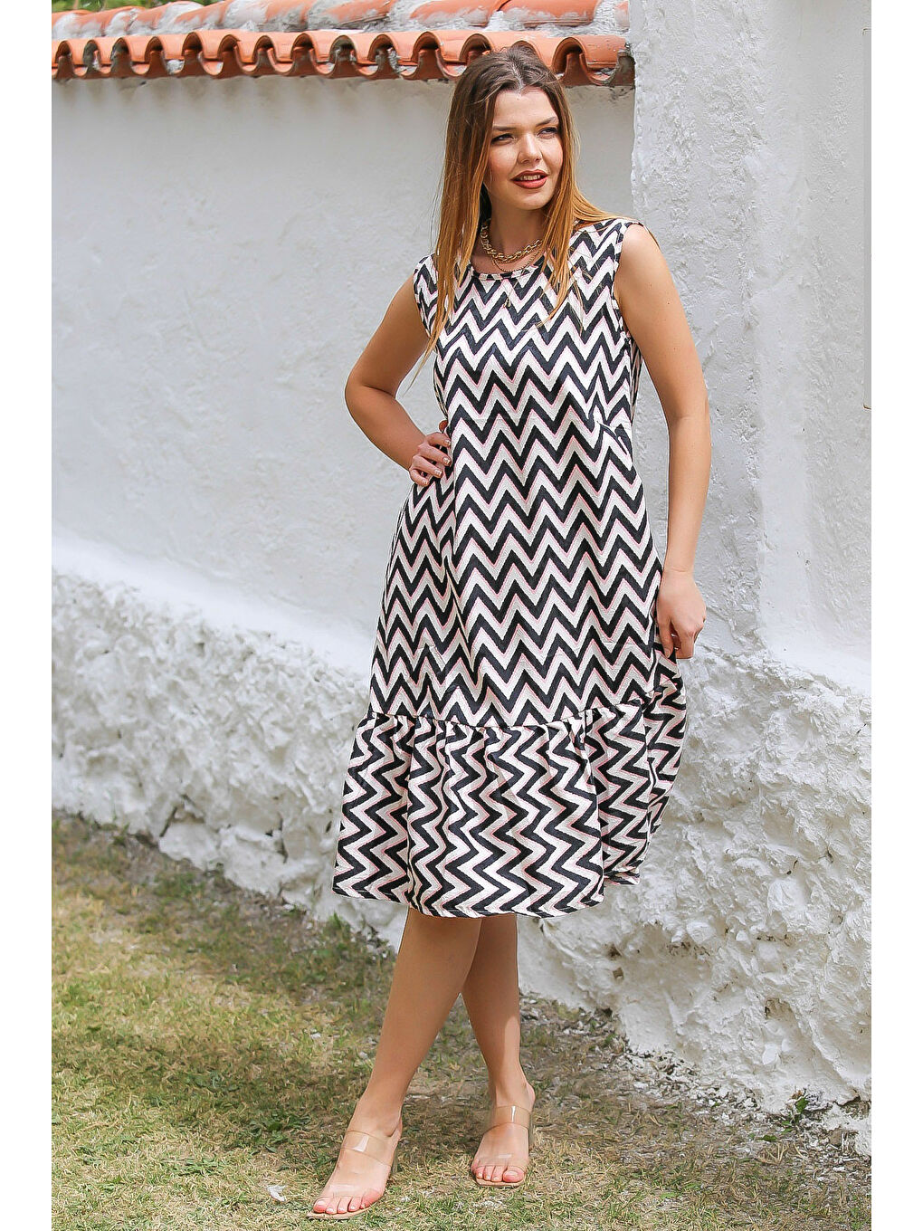 Beyaz-Siyah Havuz Yaka Kolsuz Zigzag Desenli Eteği Fırfırlı Dokuma Casual Elbise-5