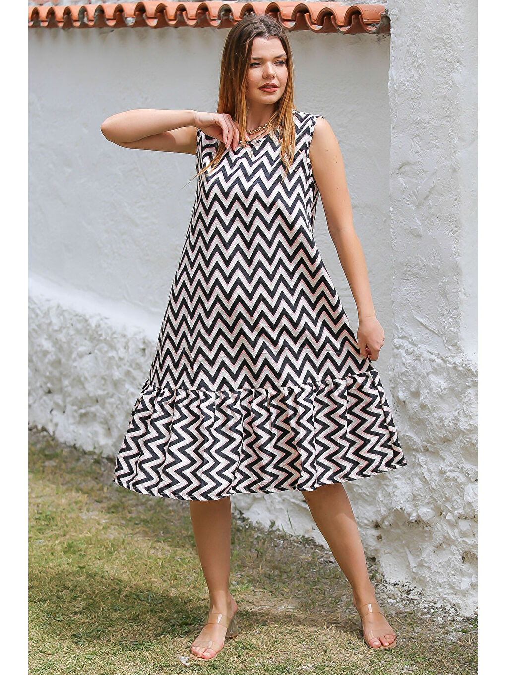 Beyaz-Siyah Havuz Yaka Kolsuz Zigzag Desenli Eteği Fırfırlı Dokuma Casual Elbise-6