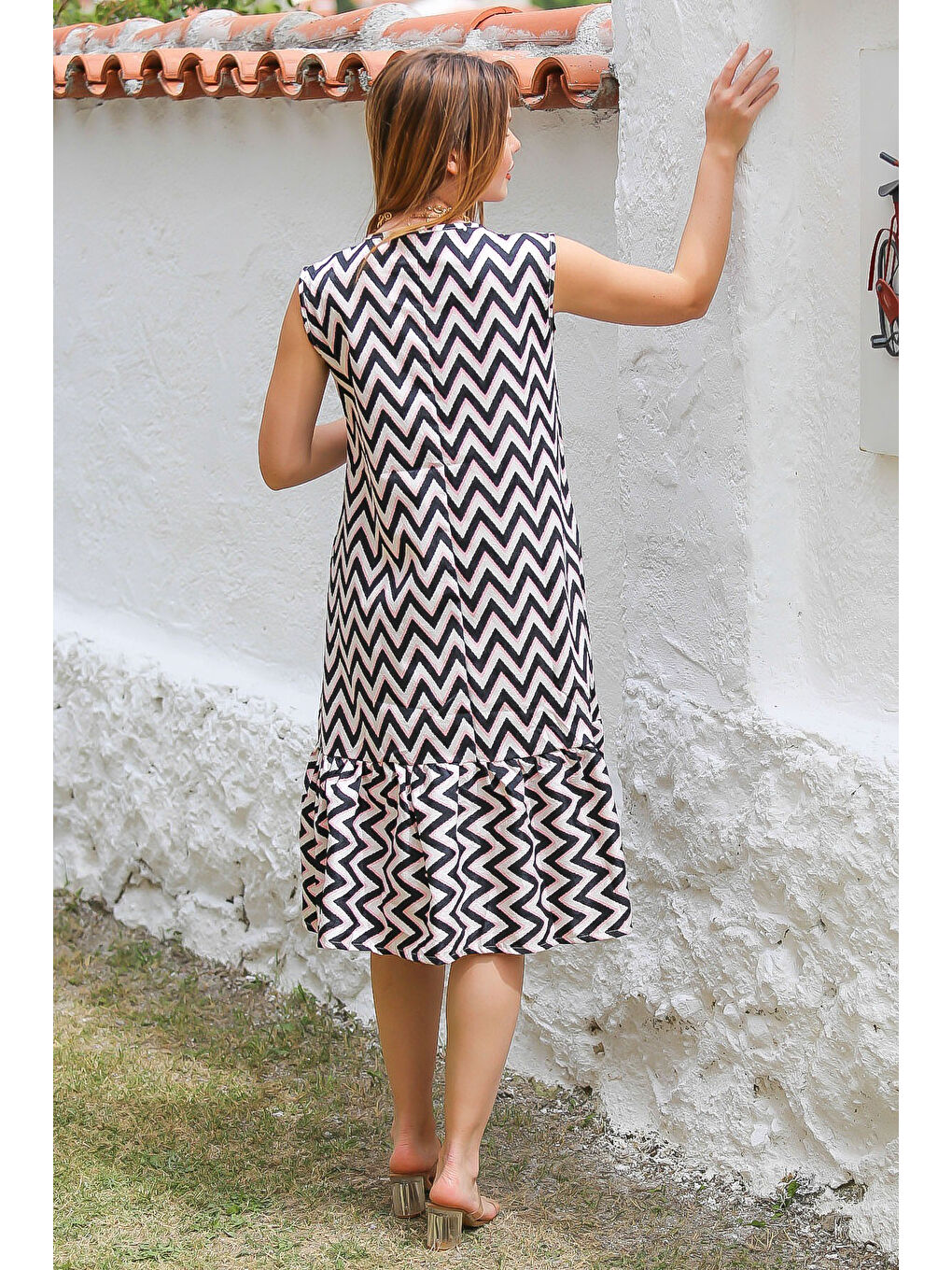 Beyaz-Siyah Havuz Yaka Kolsuz Zigzag Desenli Eteği Fırfırlı Dokuma Casual Elbise-7