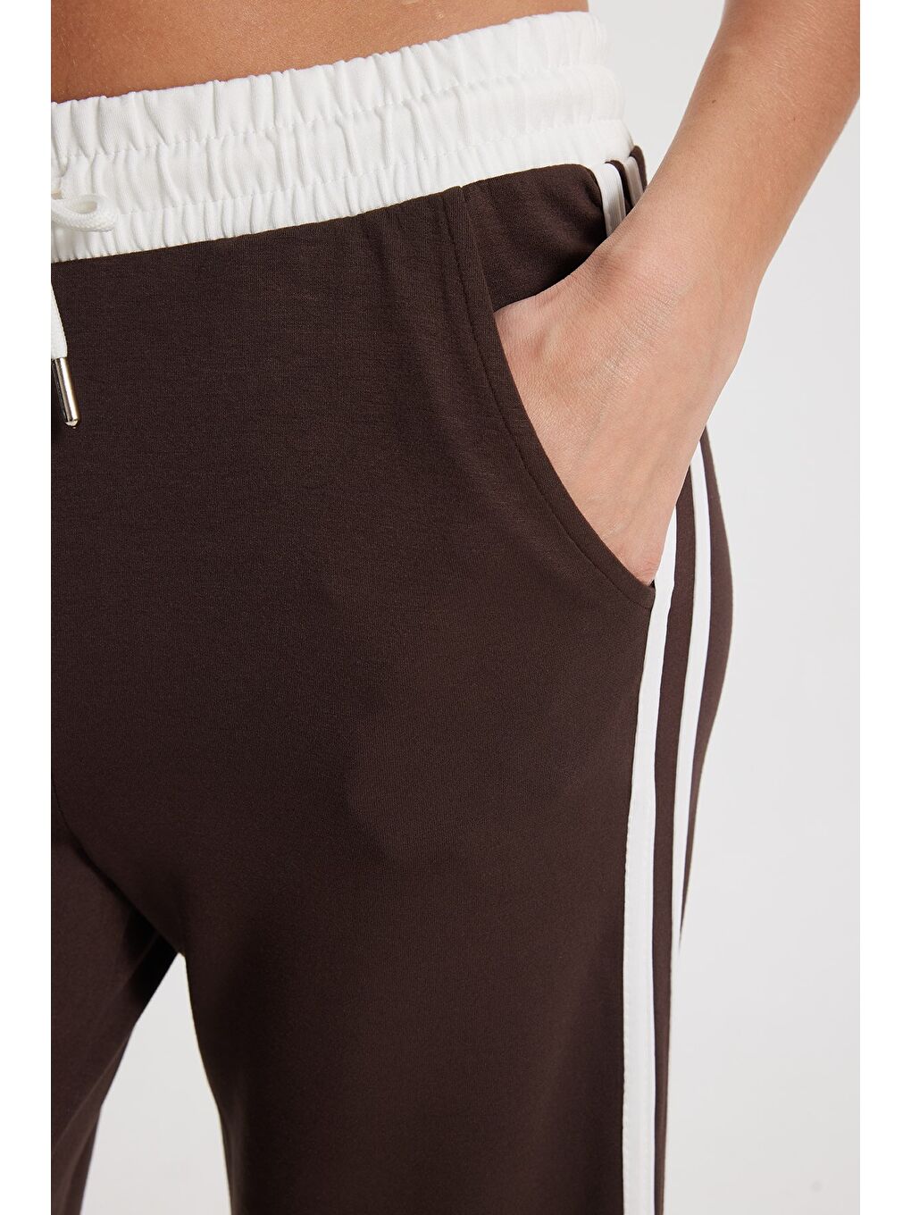 Kadın Relax Fit Bol Kesim Lastikli Bel Çizgili Geniş Paça Likralı Kahverengi Eşofman Altı-3