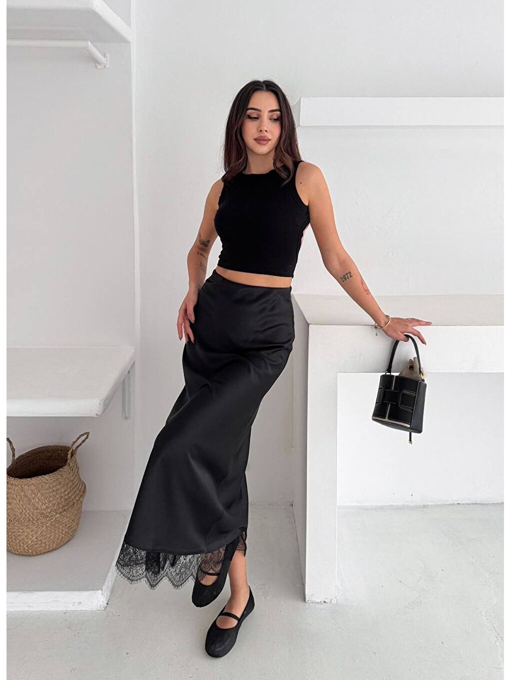 Siyah Dantel Detay Saten Uzun Etek