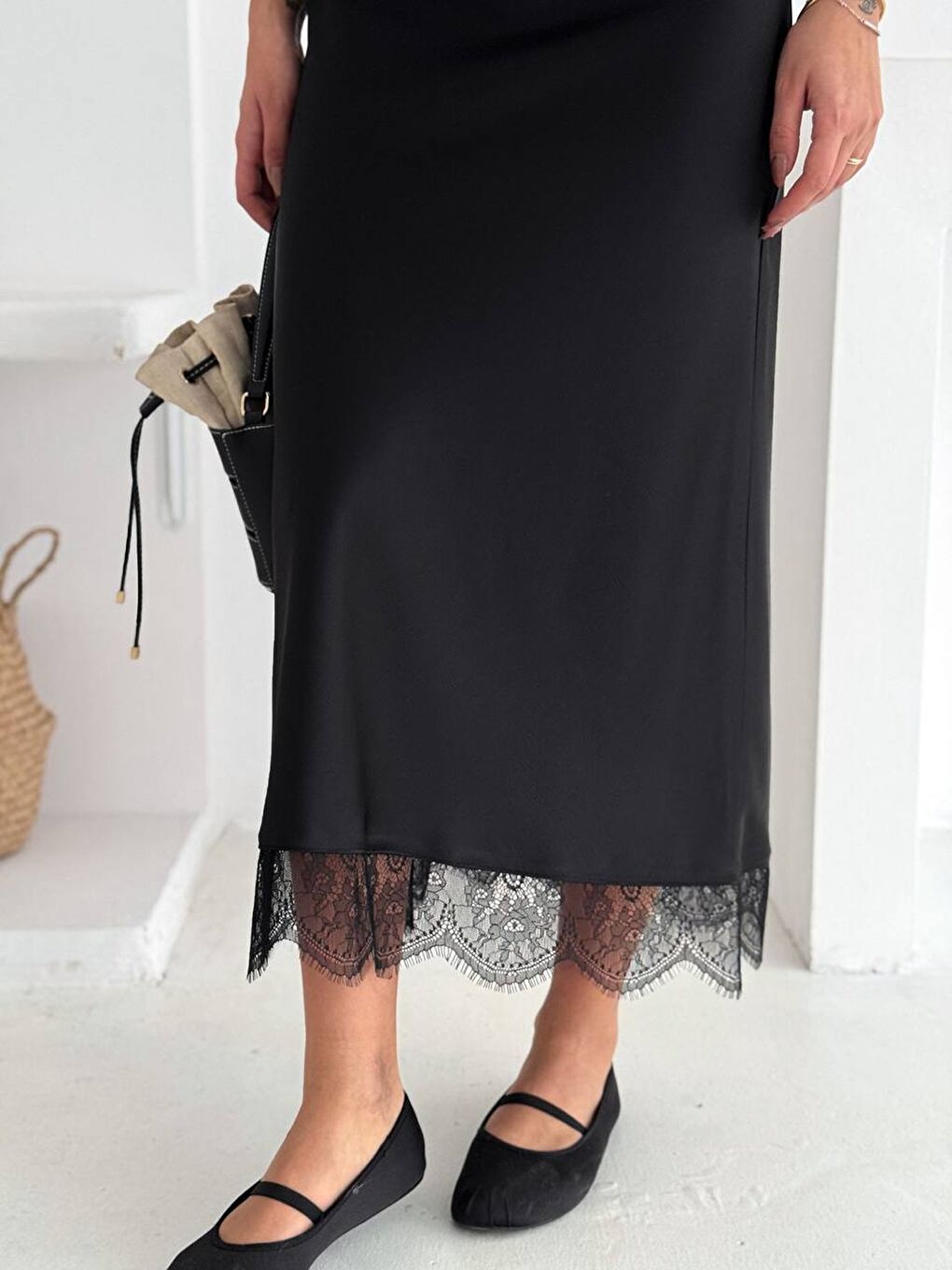 Siyah Dantel Detay Saten Uzun Etek-3