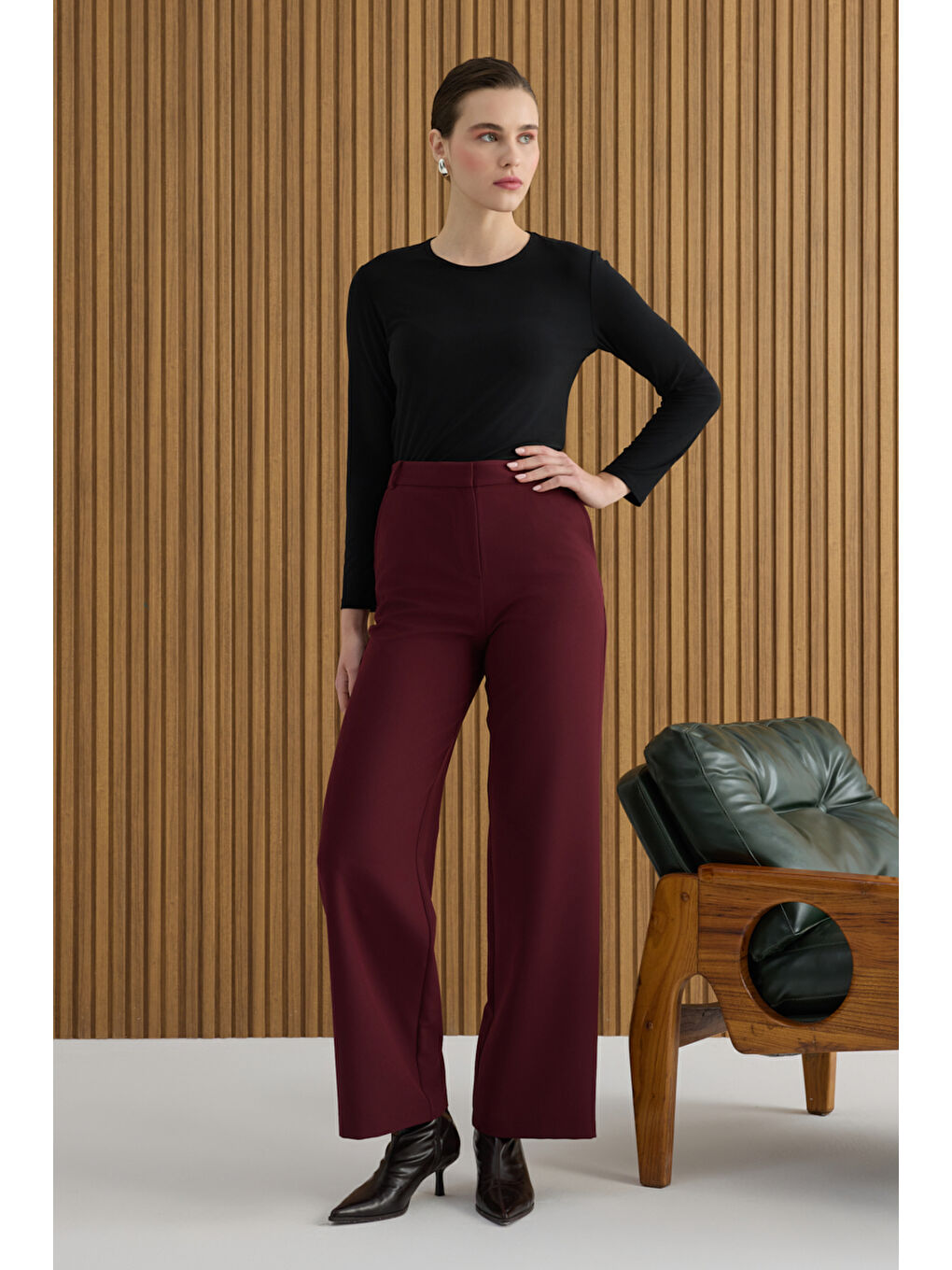 Bordo Paçası Yırtmaçlı Dokuma Pantolon-1