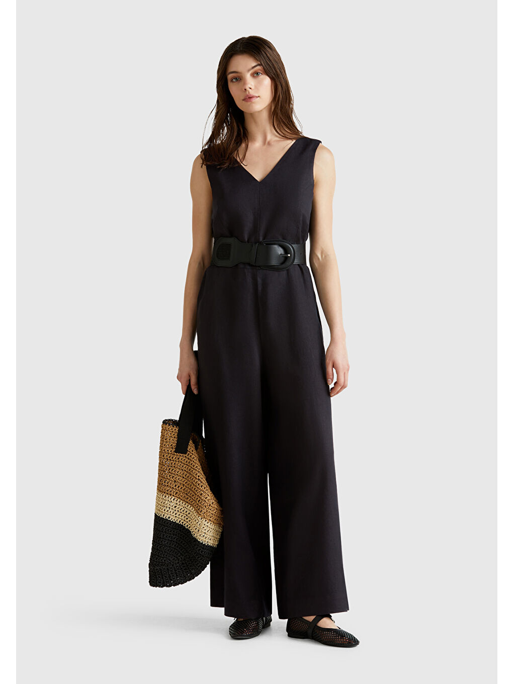 Kadın Siyah %100 Keten Kuşaklı Bedeni Oturan Wide Leg V Yaka Tulum