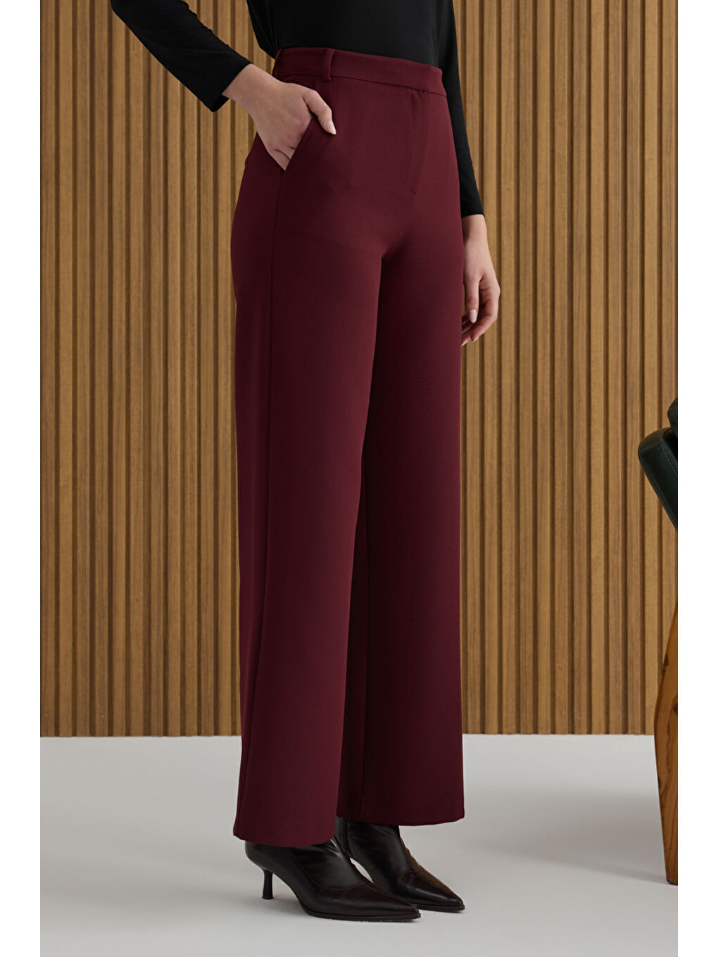 Bordo Paçası Yırtmaçlı Dokuma Pantolon-4