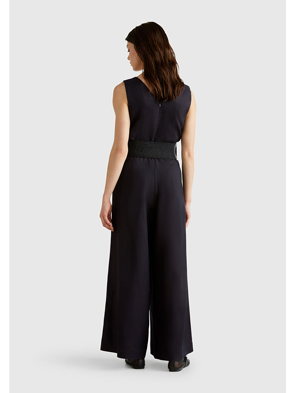 Kadın Siyah %100 Keten Kuşaklı Bedeni Oturan Wide Leg V Yaka Tulum-2