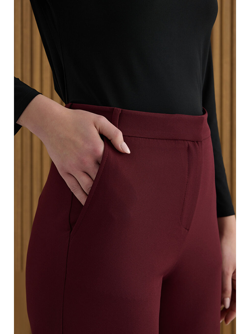 Bordo Paçası Yırtmaçlı Dokuma Pantolon-5