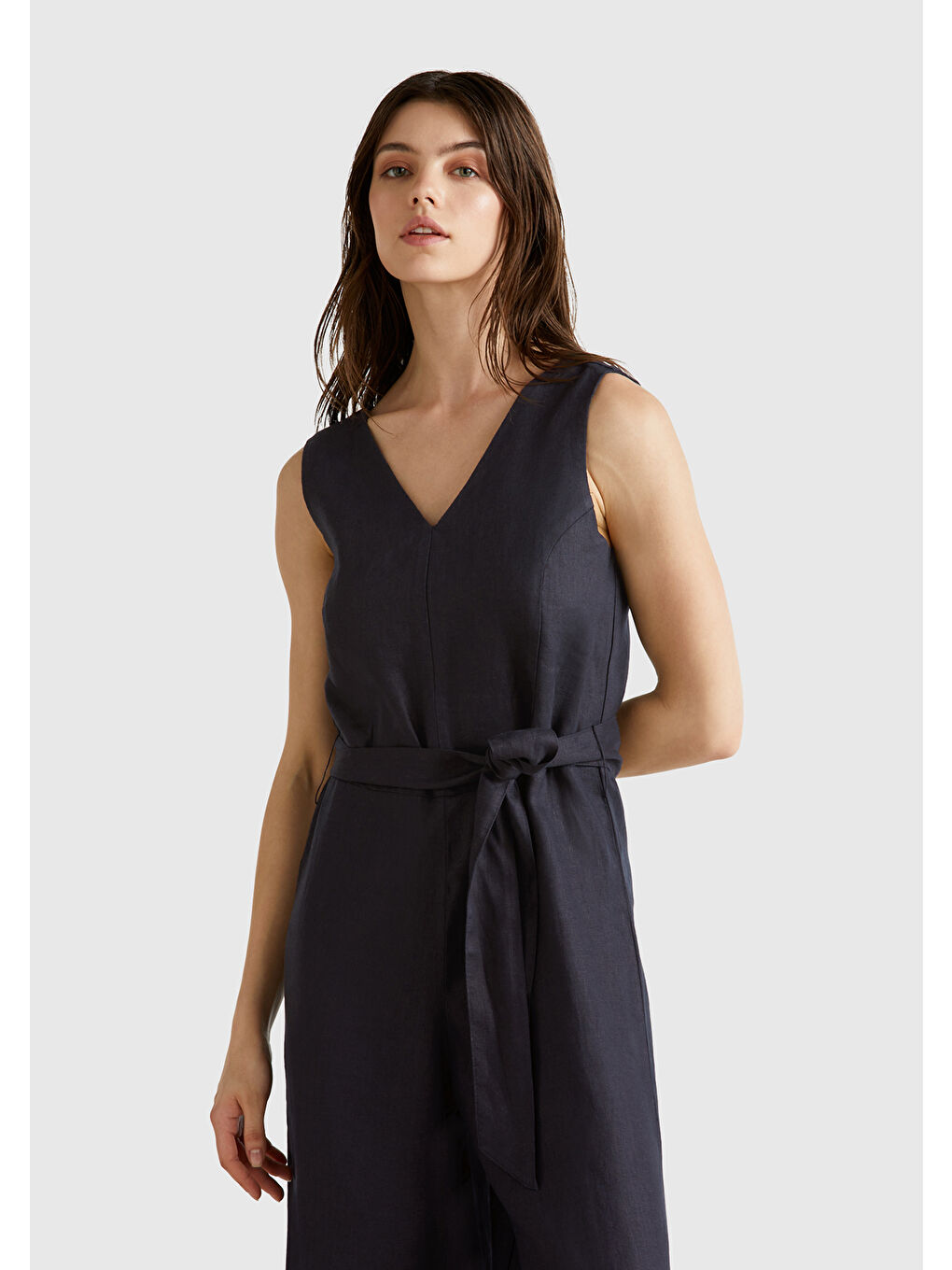 Kadın Siyah %100 Keten Kuşaklı Bedeni Oturan Wide Leg V Yaka Tulum-5