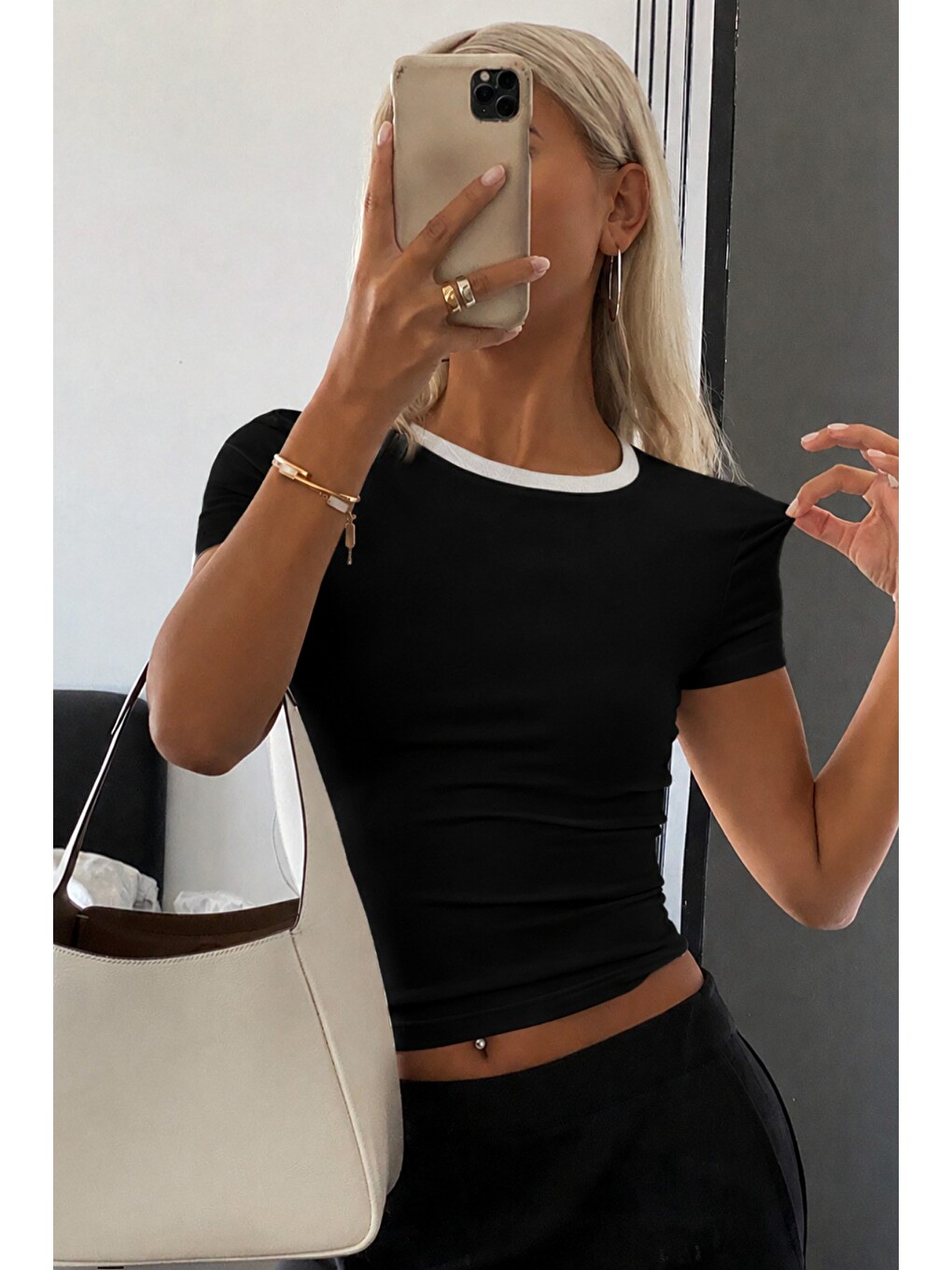 Siyah Kadın Dar/Slim Bisiklet Yaka Kontrast Ribanalı Elastanlı Pamuk Basic Tişört-1