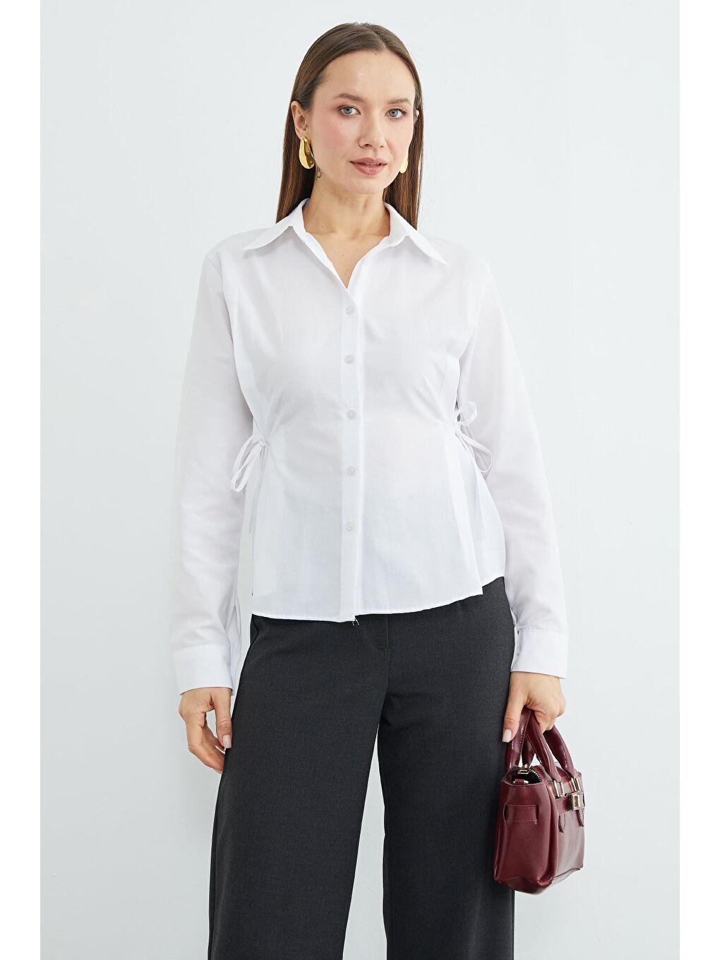 Beyaz Basic Yanı Bağlama Detaylı Gömlek