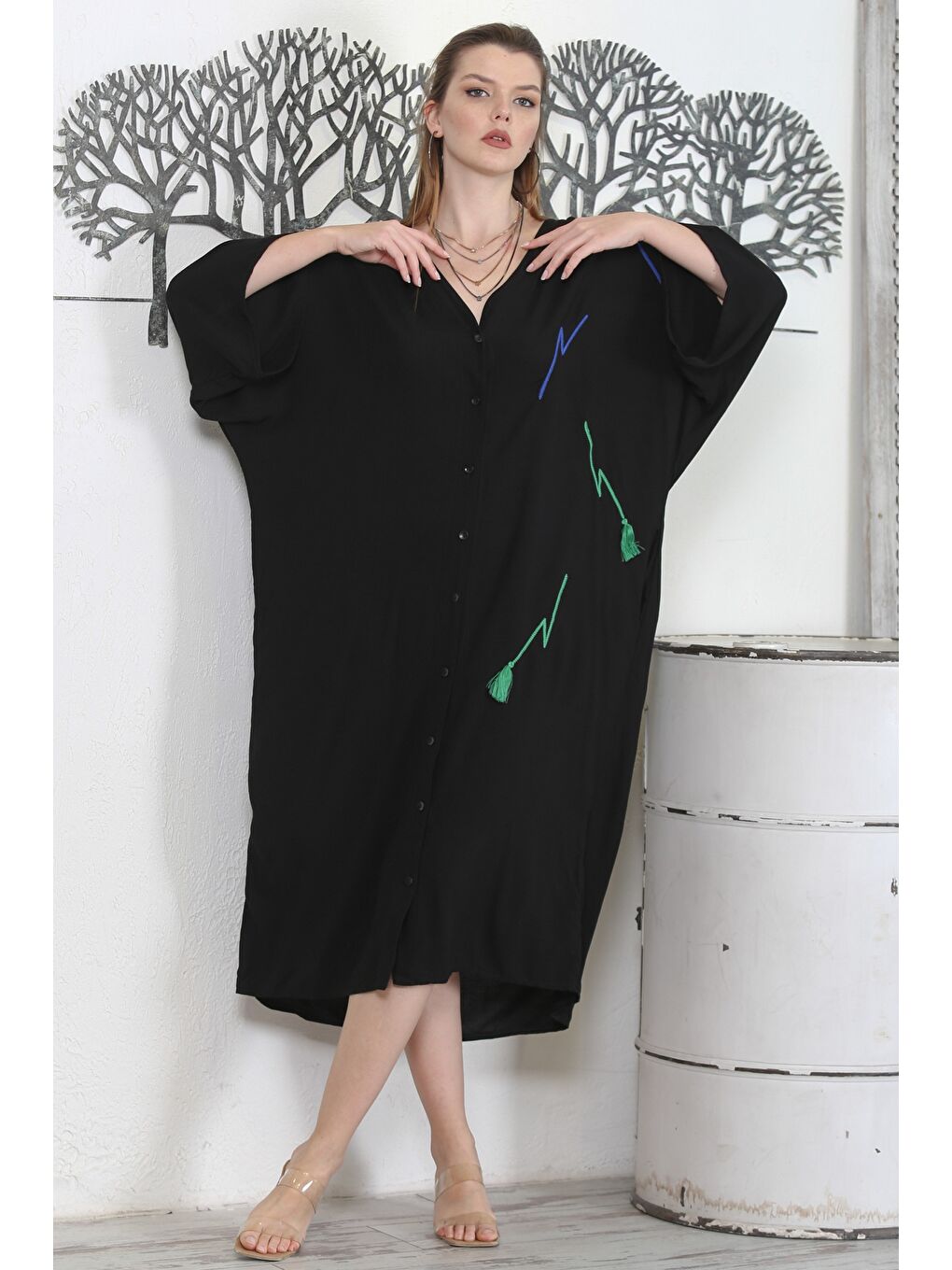 Siyah V Yaka 3/4 Kol Düğmeli Gizli Cepli Nakışlı Baskılı Casual Oversize Dokuma Elbise