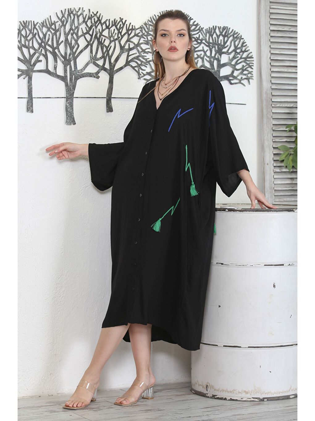 Siyah V Yaka 3/4 Kol Düğmeli Gizli Cepli Nakışlı Baskılı Casual Oversize Dokuma Elbise-1