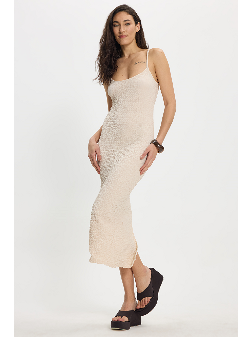 Ekru Kadın Slim Fit Vücuda Oturan Askılı Elastanlı Midi Boy Bej Elbise-2