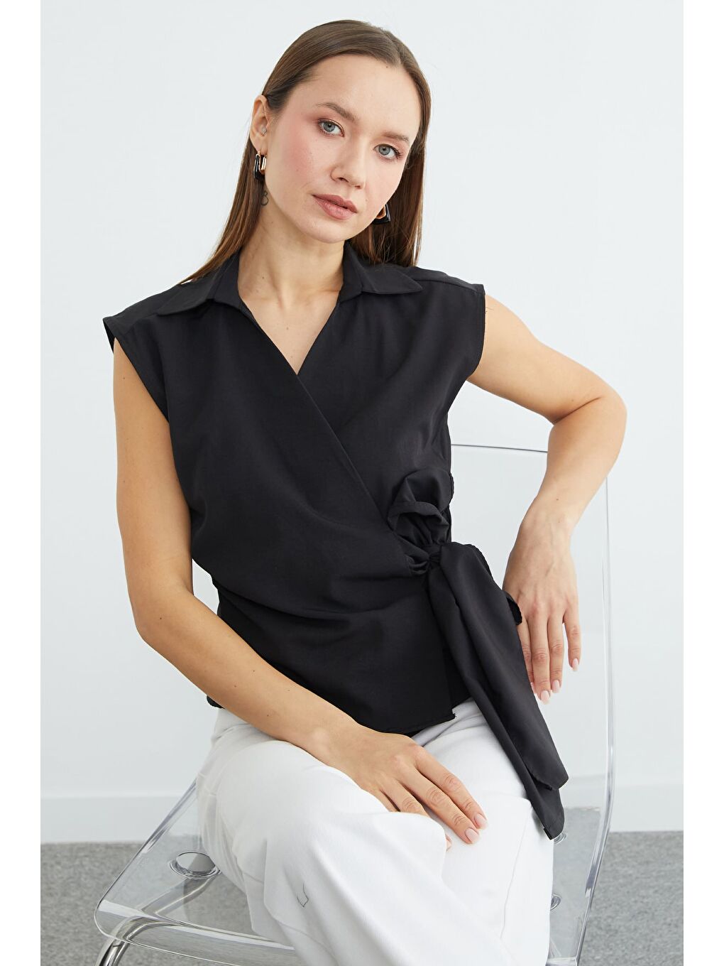 Siyah Yandan Bağlamalı Drapeli Kruvaze Yaka Gömlek