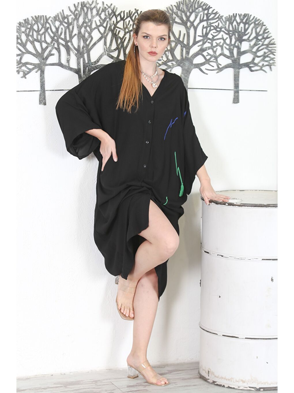 Siyah V Yaka 3/4 Kol Düğmeli Gizli Cepli Nakışlı Baskılı Casual Oversize Dokuma Elbise-2