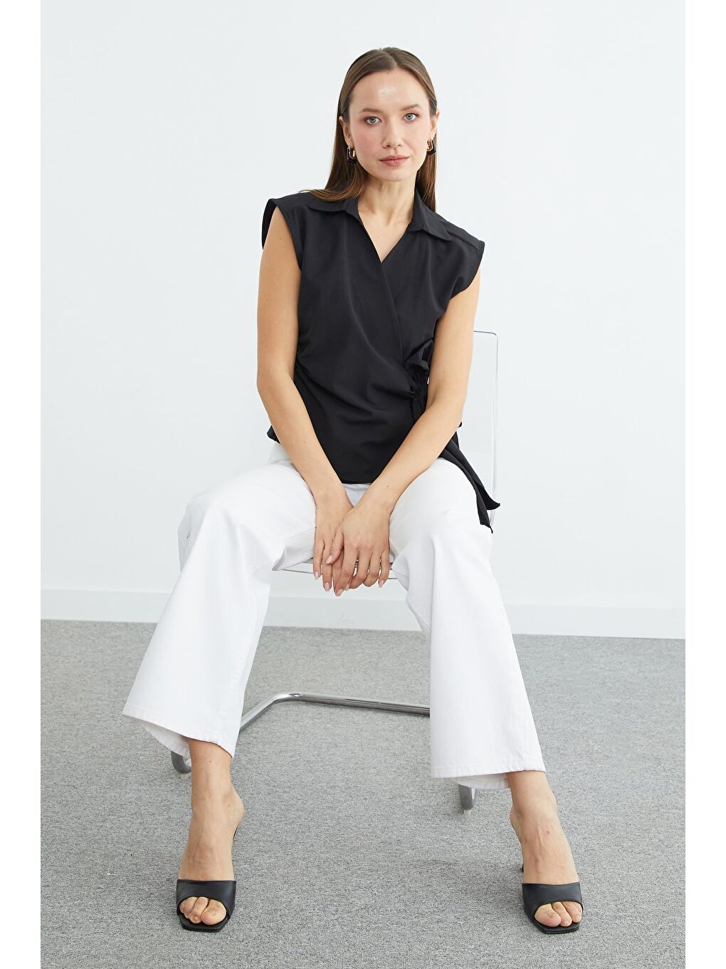 Siyah Yandan Bağlamalı Drapeli Kruvaze Yaka Gömlek-1