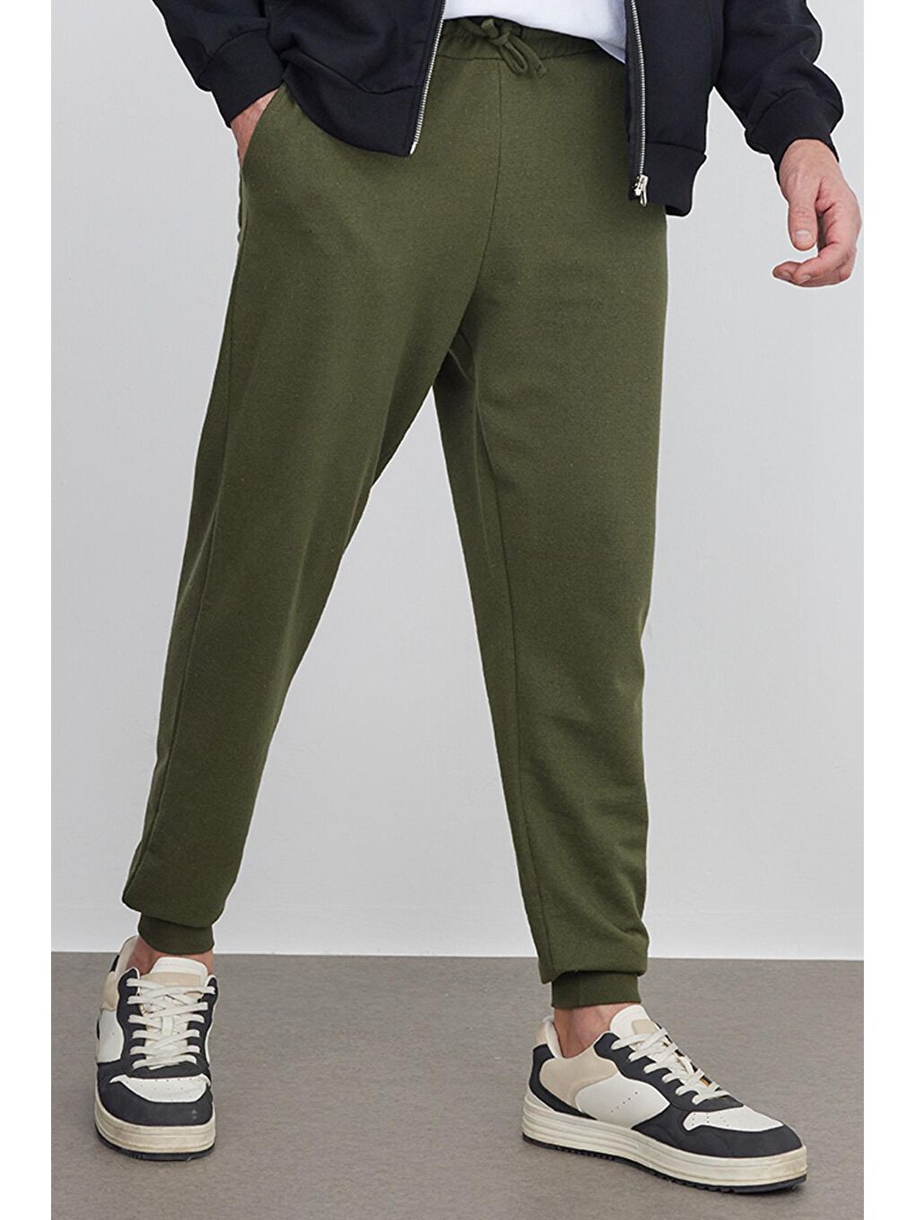 Erkek Regular Fit Klasik Kesim Beli Bağcıklı Jogger Cepli Lastikli Paça Haki Eşofman Altı