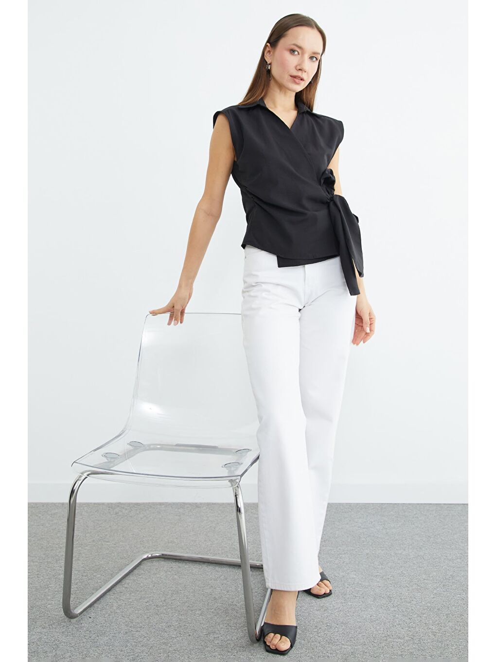 Siyah Yandan Bağlamalı Drapeli Kruvaze Yaka Gömlek-2