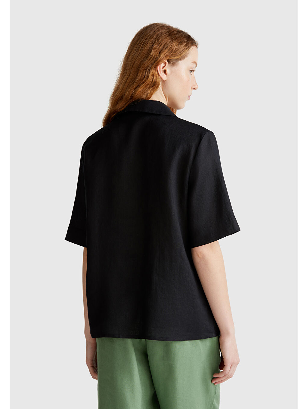 Kadın Siyah %100 Keten Relax Fit V Gömlek Yakalı Kısa Kollu Bluz-2