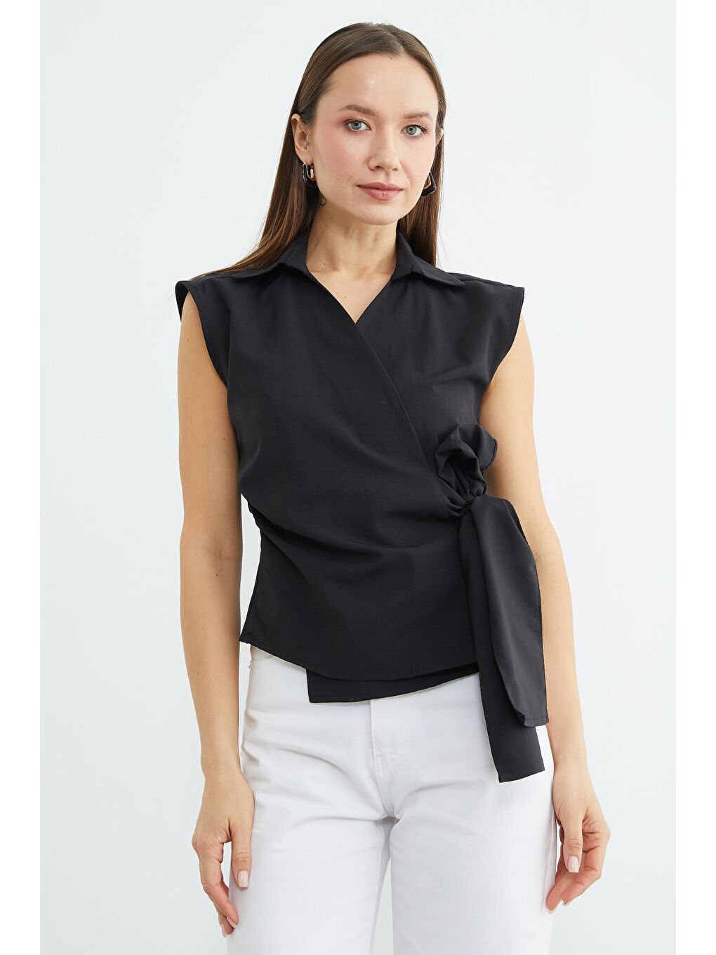 Siyah Yandan Bağlamalı Drapeli Kruvaze Yaka Gömlek-3