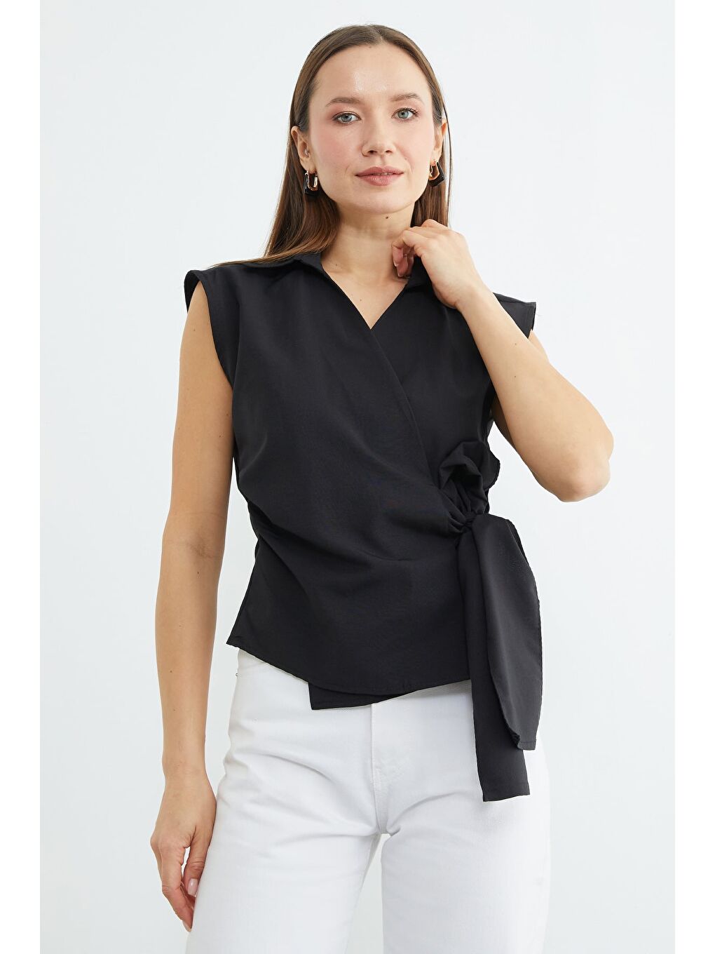 Siyah Yandan Bağlamalı Drapeli Kruvaze Yaka Gömlek-4